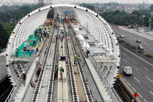 Pekerja menyelesaikan proyek pembangunan Light Rail Transit ( LRT) di Jakarta, Senin (14/1/2019)./Bisnis-Abdullah Azzam