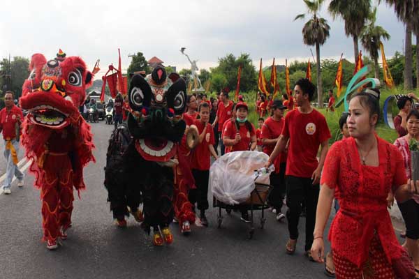  Semarak Cap Go Meh di Bali, dari Persembahyangan hingga Kirab Budaya Pecinan