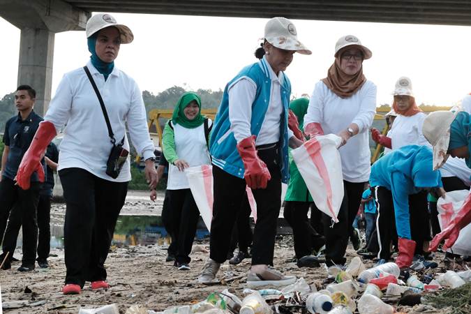  Ibu Negara Iriana Joko Widodo Bersihkan Sampah di Ambon