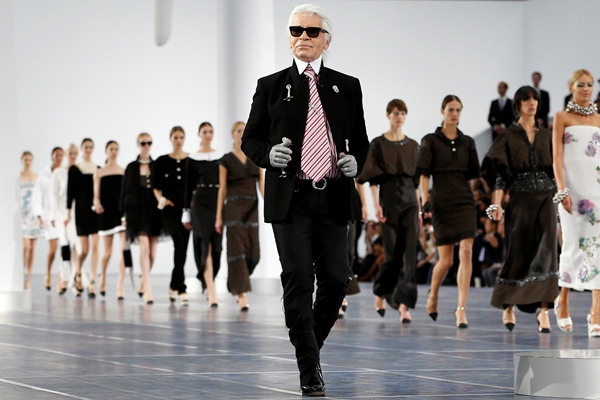  4 Fakta Unik Karl Lagerfeld, Kacamata Hitam hingga Koleksi 150 iPods