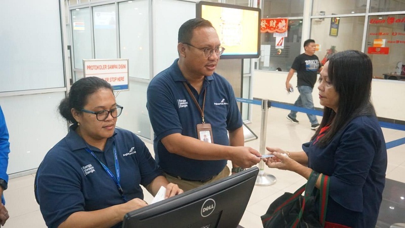  PT Angkasa Pura I (Persero) Peringati HUT Ke-55, Manajemen Bandara Sam Ratulangi Turun Langsung Melayani Penumpang