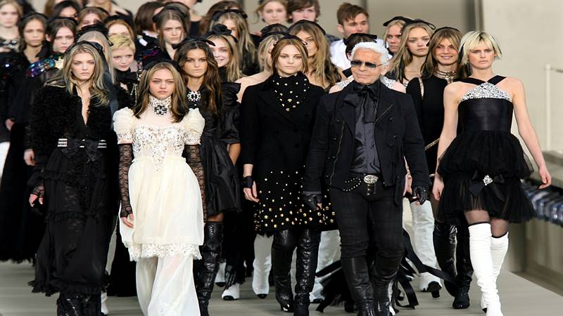  Setelah Karl Lagerfeld Meninggal, Inilah Sosok Pemimpin Baru Chanel dan Fendi