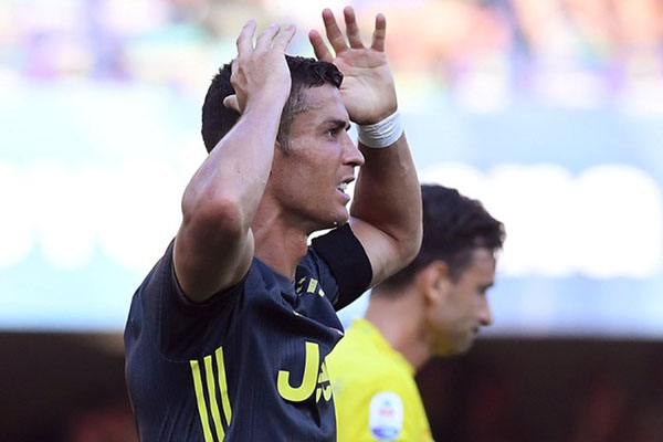  Juventus Kalah 2-0, Ronaldo Sindir Fans Atletico Dengan Lima Jari dan Nol