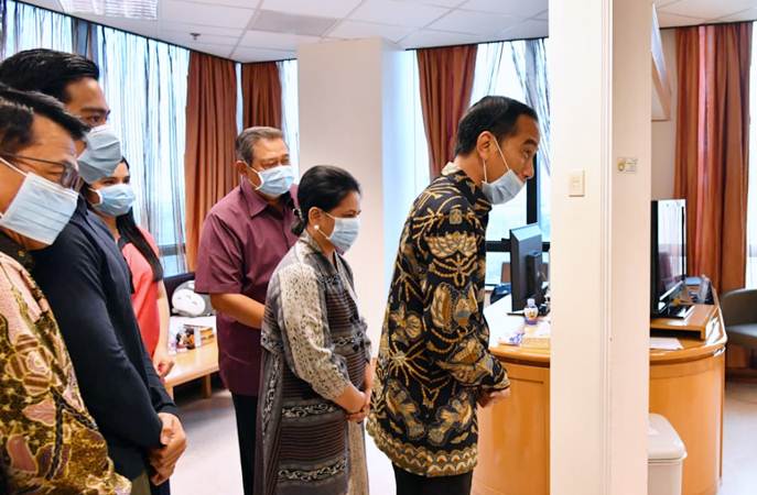  Presiden Jokowi Menjenguk Ibu Ani Yudhoyono di Singapura