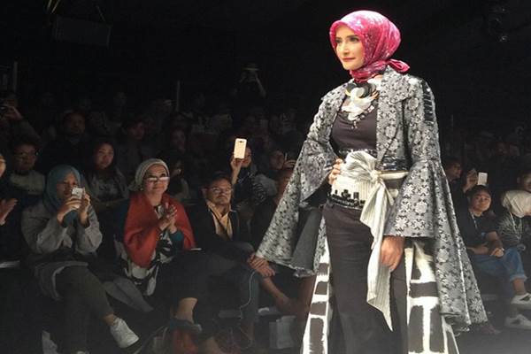  Desainer Dian Pelangi dan Itang Yunasz  Unjuk Gigi di New York Fashion Week 2019