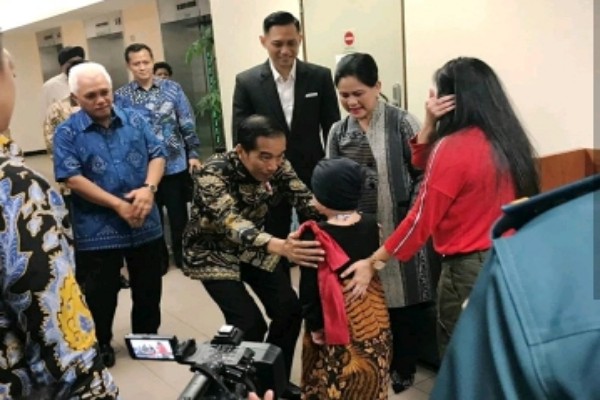  Jokowi Jenguk Anak Denada di Singapura Sambil Bawa Boneka. Ini Videonya