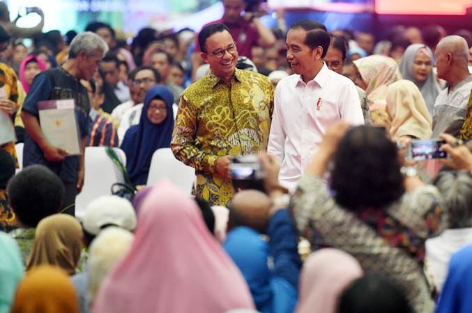  Presiden Jokowi didampingi Anies Baswedan Bagikan Sertifikat Tanah