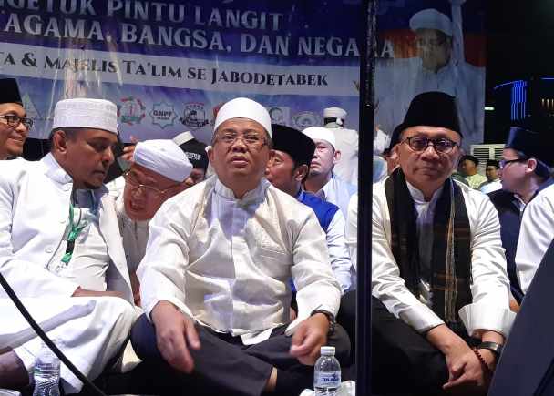 Ketua MPR Zulkifli Hasan (paling kanan) duduk bersama Presiden PKS Sohibul Imam (tengah) di panggung utama Malam Munajat 212/Bisnis-Yusran Yunus