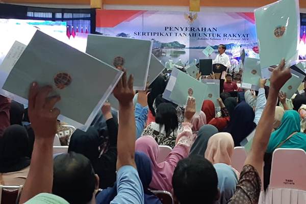  Presiden Jokowi Bagikan 351 Sertifikat Tanah Wakaf di Tangerang Selatan