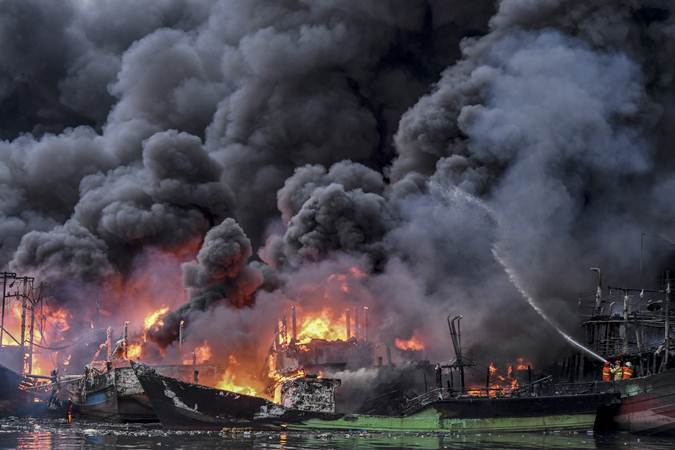  Kapal Nelayan Terbakar di Pelabuhan Muara Baru, Jakarta
