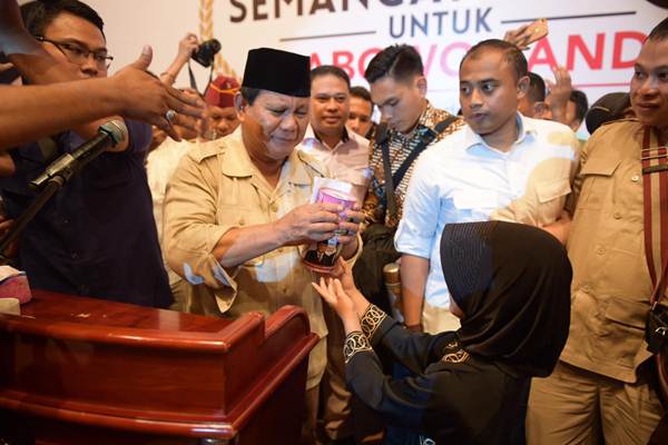  Prabowo Teteskan Air Mata Saat Terima Celengan Anak SD