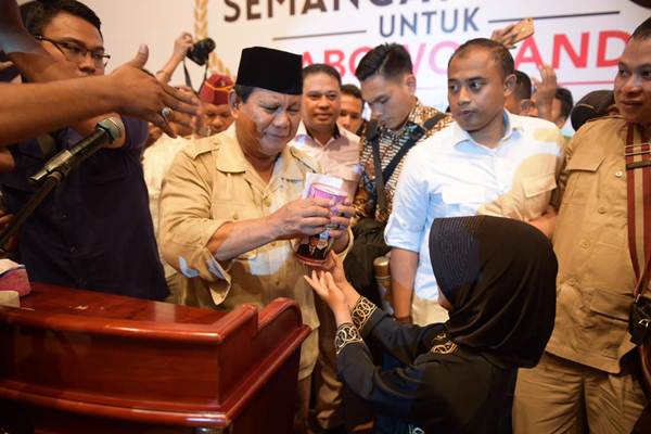 Capres Prabowo Subianto saat menerima celengan hasil tabungan pribadi Jawa Gendis, siswi kelas 3 SD di Medan, Sabtu (23/2/2019)/Istimewa