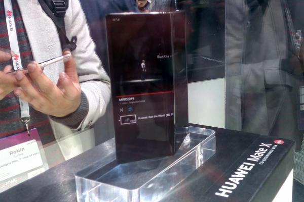  Perbedaan Harga dan Spesifikasi Ponsel Lipat Huawei dan Samsung