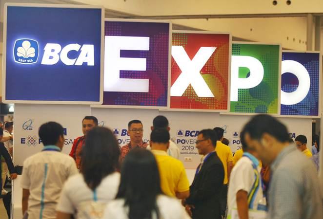 Pengunjung memadati arena pameran BCA EXPOVERSARY 2019 di ICE, Serpong, Tangerang, Banten, Jumat (22/2/2019)./ANTARA-Muhammad Iqbal