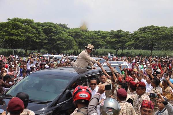 Capres Prabowo Subianto saat menyapa warga Pasuruan yang menyambutnya di kawasan Pondok Pesantren Sidogiri, Pasuruan, Jawa Timur, Senin (25/2/2019) /ist