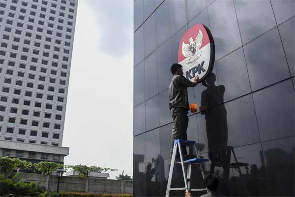 Pekerja membersihkan logo KPK, di Gedung Merah Putih, Jakarta, Senin (8/5)./Antara-Hafidz Mubarak A 