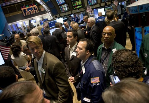  Data Ekonomi Beragam, Wall Street Tergelincir 