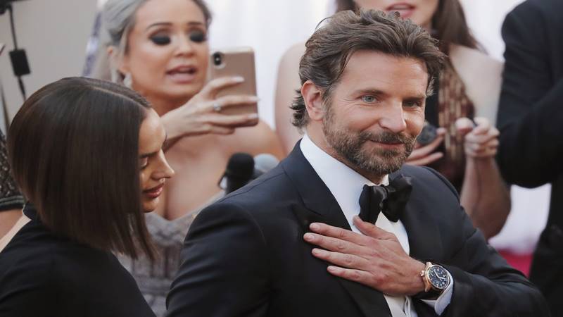  Irina Shayk Santai Lihat Bradley Cooper-Lady Gaga Mesra