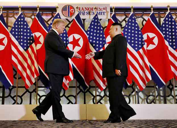  Jabat Tangan dan Lempar Senyum, Trump - Kim Jong-un Awali KTT Vietnam