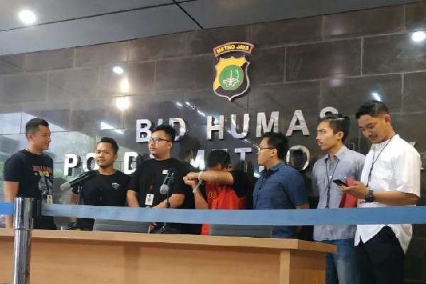  Polisi Serahkan Tersangka Hoaks 7 Kontainer Surat Suara ke Kejati DKI