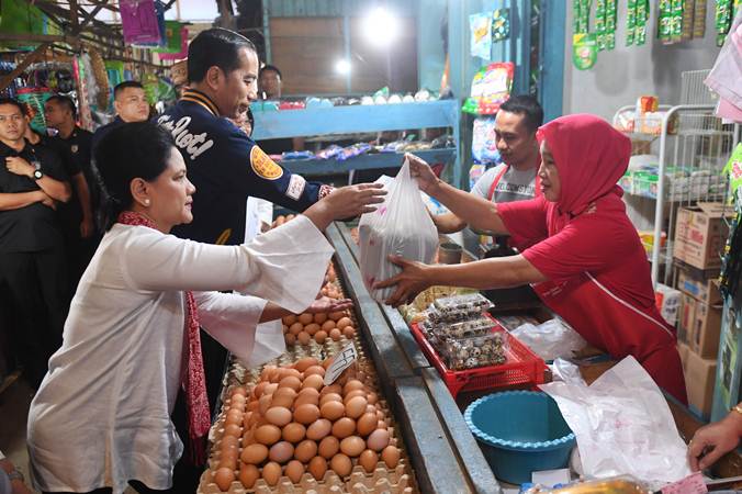  Presiden Jokowi dan Ibu Iriana Berbelanja di Pasar Gorontalo
