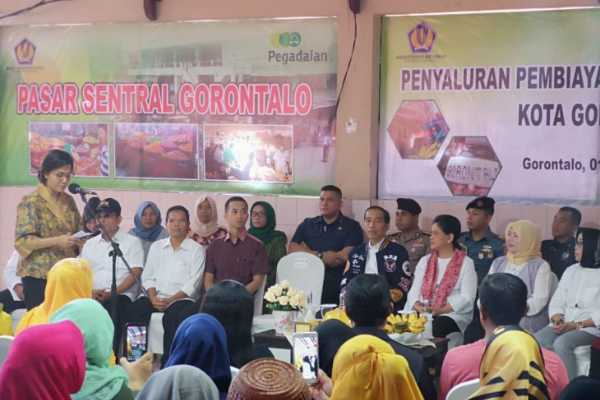 Menkeu Sri Mulyani menyampaikan laporan mengenai pembiayaan ultra mikro saat dialog Presiden Jokowi dengan nasabah penerima program itu di Pasar Sentral Kota Gorontalo, Jumat (1/3/2019). (ANTARA News/Agus Salim)