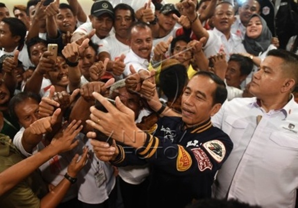  Kunker di Kendari Jokowi Kenakan Jaket Bomber Brand Lokal