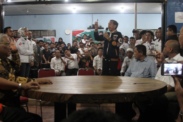  Ketika Jokowi Ngopi, Ditanya Kartu Prakerja Anak Muda Kendari