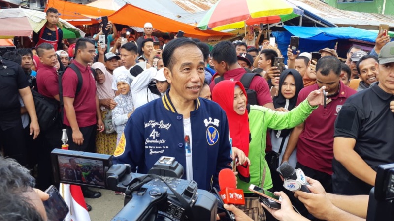  Kunjungi Pasar Sentral, Jokowi Sebut Harga Bahan Pokok Normal