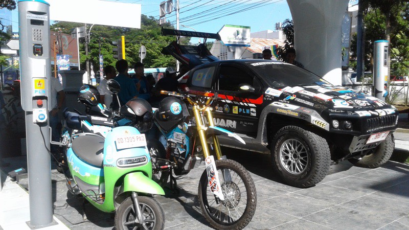  PLN Sulselrabar Bangun SPLU untuk Kendaraan Listrik di Indonesia