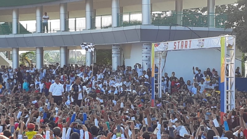 Calon presiden Joko Widodo melepas ribuan pendukungnya dalam Jalan Sehat dengan Masyarakat Sulawesi Tenggara di Lapangan eks MTQ Kendari, Sulawesi Tenggara, Sabtu (2/3/2019)./Bisnis-Amanda Kusumawardhani