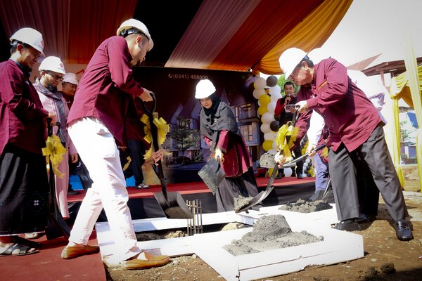 CEO PJ Group Angga Satria Perdana (kanan) dan Totok Hariyanto Direktur Utama Perumahan Permata Jingga (kiri) saat ground breaking klaster Deira, di Malang, Jumat (1/3/2019)./Istimewa