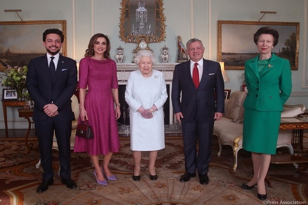  Berfoto dengan Keluarga Kerajaan Yordania, Tangan \"Ungu\" Ratu Elizabeth Jadi Sorotan