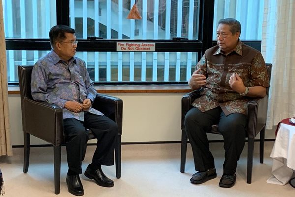 Wakil Presiden M Jusuf Kalla diterima mantan Presiden Susilo Bambang Yudhoyono saat menjenguk mantan Ibu Negara Ani Yudhoyono di University Hospital, Singapura, Minggu. (3/3/2019) (Biro Pers Setwapres)