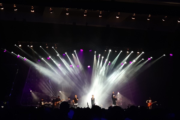 Kahitna menghibur di panggung Jakarta International BNI Java Jazz Festival (JJF) 2019 dengan seru. Penonton yang tadinya duduk menunggu, sontak berdiri dan bersorak saat Kahitna memasuki panggung. (Tika Anggreni Purba/Bisnis).