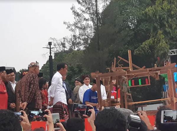  Kunjungi Sarung Fest, Jokowi Singgung Soal Hari Pakai Sarung Nasional 