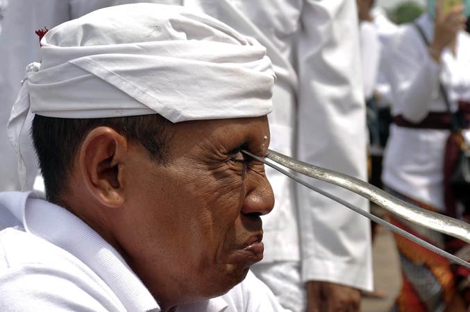  Ritual Melasti, Umat Hindu Tusukkan Keris ke Bagian Tubuh