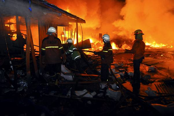  Kebakaran di Kosambi, 14 Damkar Dikerahkan
