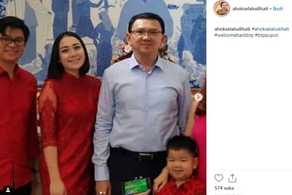  Bergaun Merah ala Putri China, Puput Nastiti Tampil Serasi Bersama Ahok