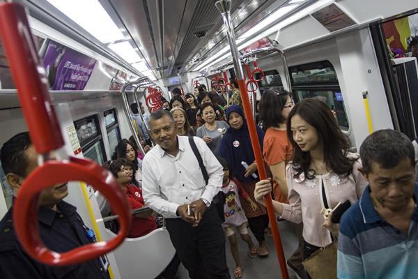  LRT Jakarta Uji Coba Petang Ini. Gratis untuk Pengguna Jak Lingko Pulo Gadung - Pasar Senen