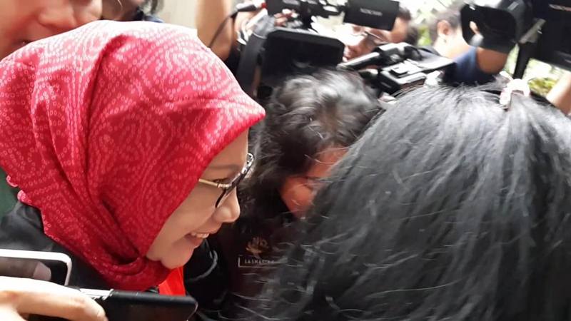  Disidang, Ratna Sarumpaet Sumringah dan Salam 2 Jari