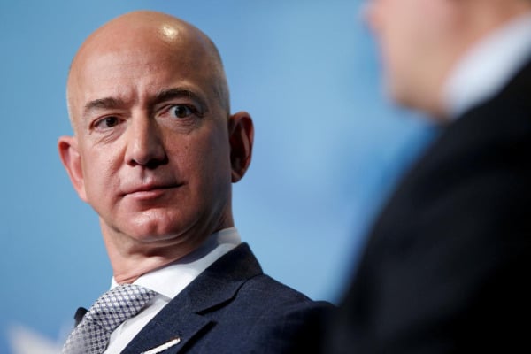 CEO Amazon Jeff Bezos berbicara dalam konferensi Access Intelligence's SATELLITE 2017 di Washington, AS, Selasa (7/3/2017)./Reuters-Joshua Roberts