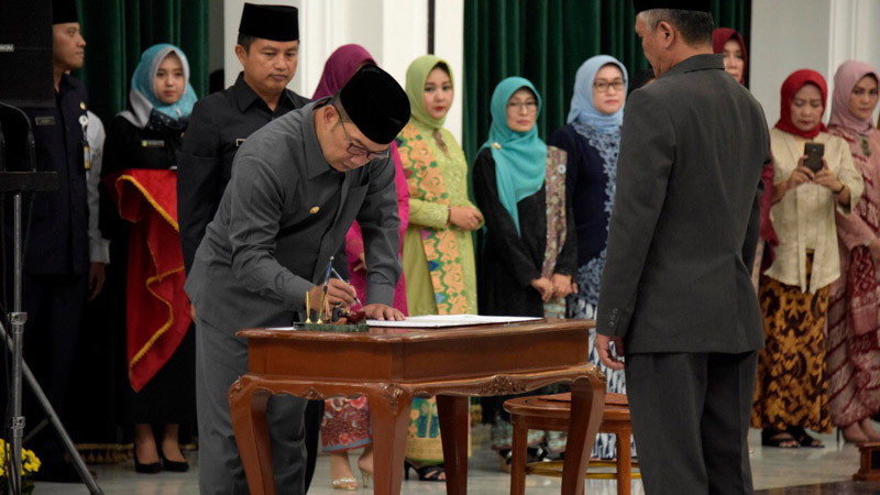  Ridwan Kamil Lantik 14 Pejabat Hasil Lelang Terbuka. Ini Daftarnya