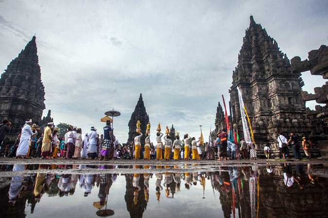  Ribuan Umat Hindu Mengikuti Tawur Agung Kesanga di Prambanan