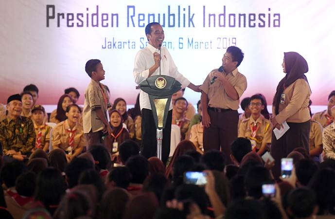  Presiden Jokowi Bagikan Kartu Indonesia Pintar di SLB Negeri Pembina