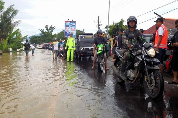  Jalan Utama Madiun-Surabaya Macet Total karena Terendam Banjir