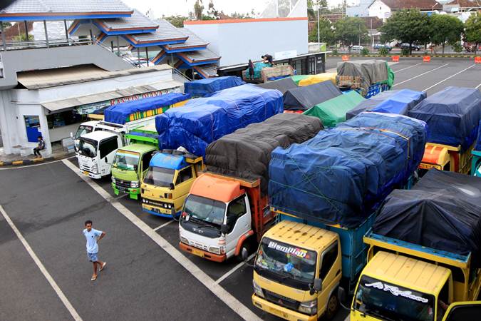  Hari Raya Nyepi, Truk Logistik Antre di Pelabuhan Ketapang