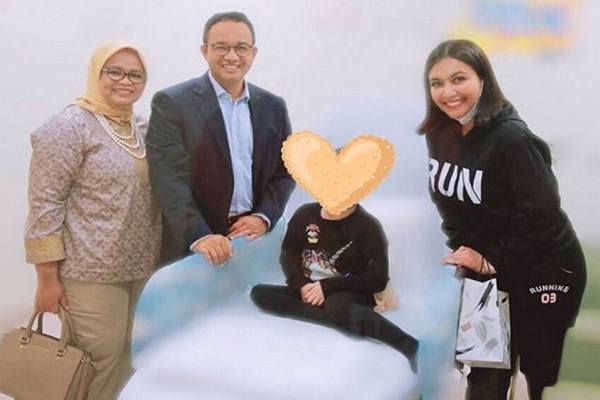 Gubernur DKI Jakarta Anies Baswedan menjenguk Shakira Aurum, putri Denada, yang dirawat di Singapura karena leukimia. /Instagram @denadaindonesia