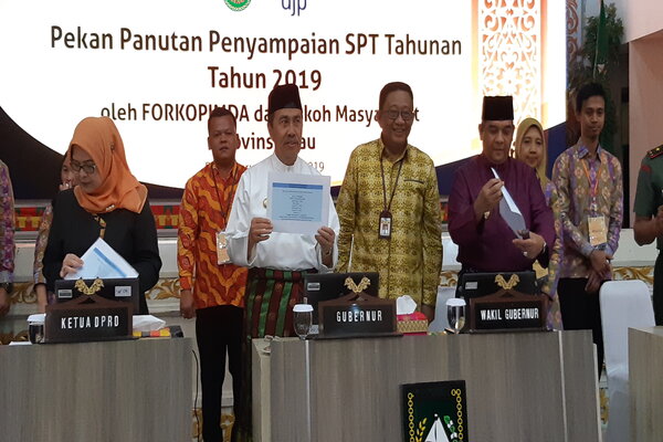 Gubernur Riau Lapor SPT Pajak Lewat e-Filling