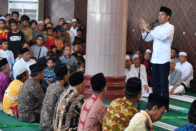  Presiden Jokowi Serahkan Sertifikat Tanah Wakaf di Lampung